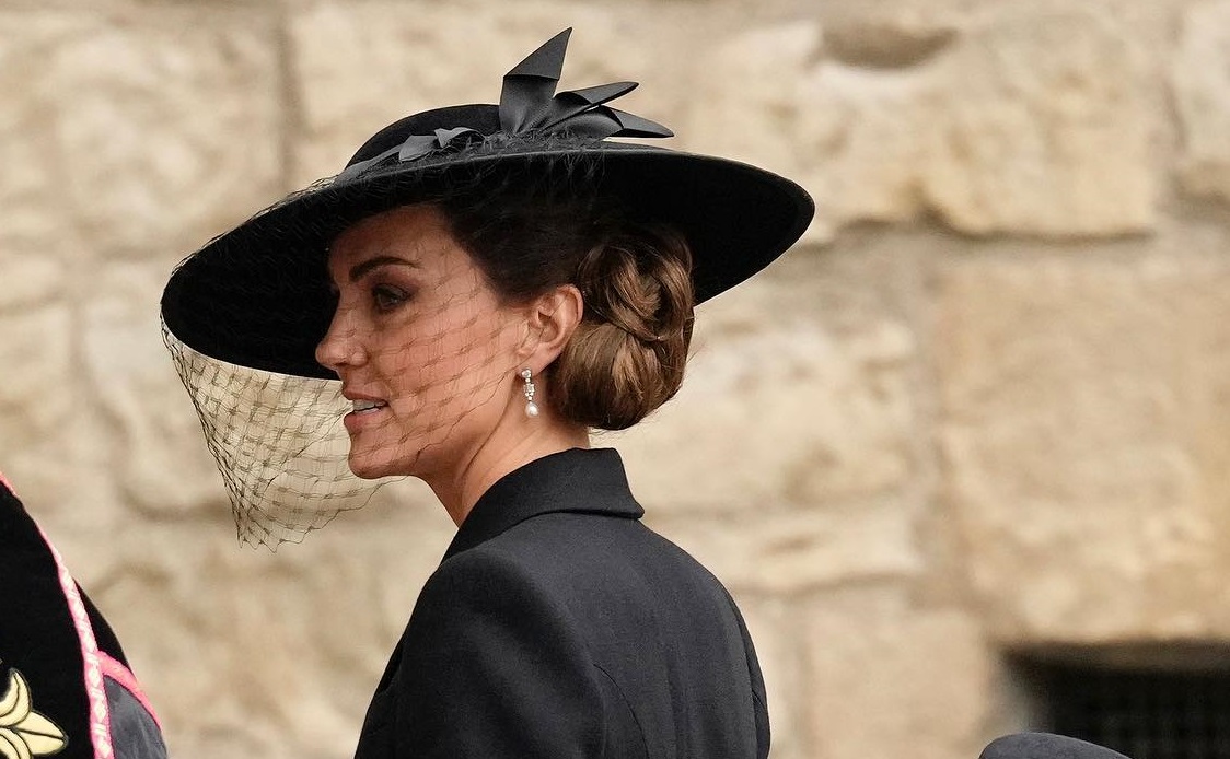 Πριγκίπισσα Kate: Στην κηδεία της βασίλισσας κρατώντας το χέρι της πριγκίπισσας Charlotte