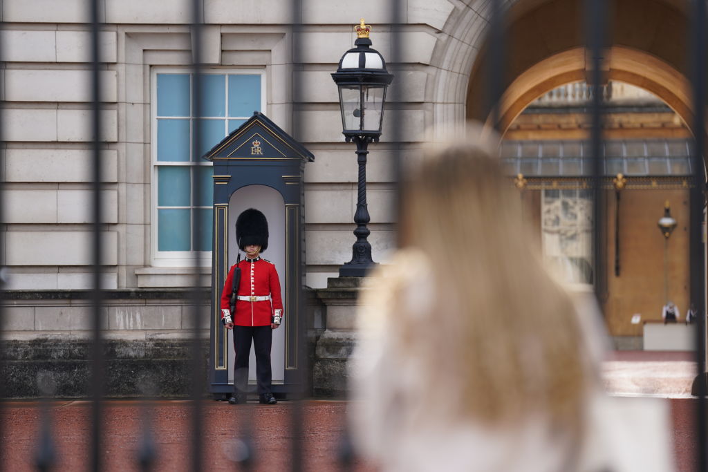 Bασίλισσα Ελισάβετ: Δεν θα γίνει η αλλαγή φρουράς στο Παλάτι του Buckingham