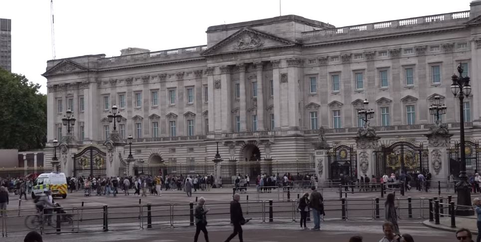 Βασίλισσα Ελισάβετ: Έχει αρχίσει και συγκεντρώνεται κόσμος έξω από το παλάτι του Μπάκιγχαμ
