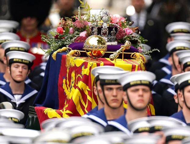 Κηδεία της βασίλισσας Ελισάβετ: Καλεσμένη άλλαξε τα παπούτσια της κατά τη διάρκεια της τελετής και έγινε viral
