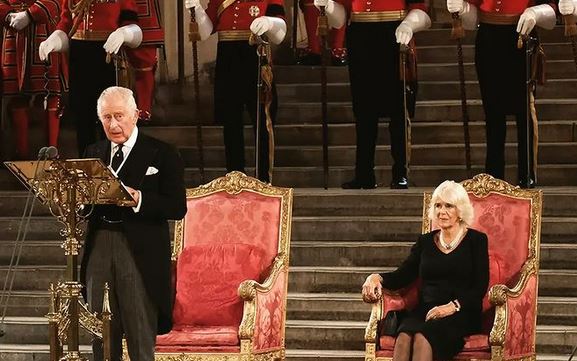 Βασιλιάς Κάρολος: Κάθεται για πρώτη φορά στο βασιλικό θρόνο-Στο πλάι του η Καμίλα