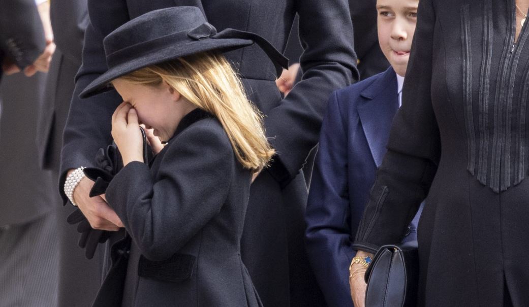 Πριγκίπισσα Σάρλοτ: Λύγισε και ξέσπασε σε κλάματα στην κηδεία της προγιαγιάς της;