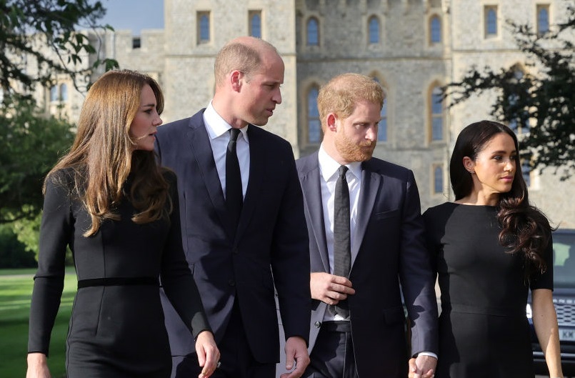 H βασιλική οικογένεια ξανά ενωμένη αποτίνει φόρο τιμής στη βασίλισσα Ελισάβετ