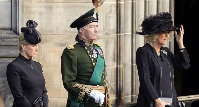 Η Καμίλα τίμησε την βασίλισσα Ελισάβετ - Η λεπτομέρεια στην εμφάνισή της που λίγοι παρατήρησαν