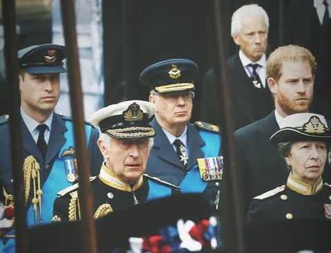 Γιατί ο πρίγκιπας Χάρι δεν έκανε χαιρετισμό στην κηδεία της βασίλισσας;