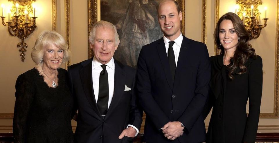 H λεπτομέρεια που λίγοι πρόσεξαν στη νέα φωτογραφία της βρετανικής βασιλικής οικογένειας