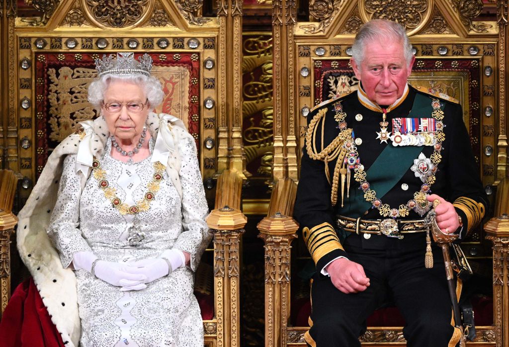 Βασιλιάς Κάρολος: Η συγκινητική φωτογραφία στην αγκαλιά της βασίλισσας Ελισάβετ