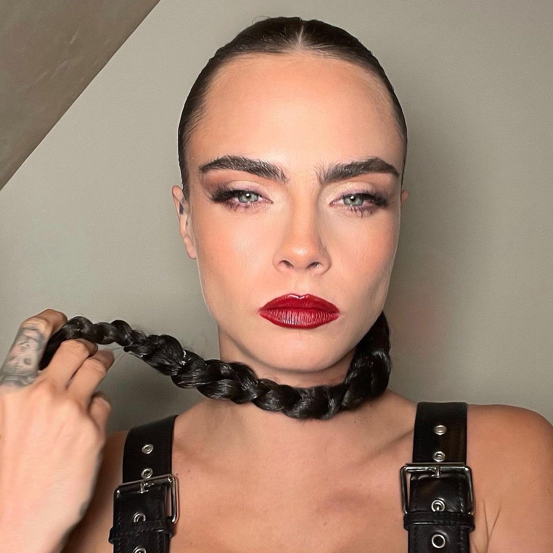 Cara Delevingne: Η νέα εμφάνισή της βάζει τέλος σε οποιαδήποτε φήμη περί προβλήματος υγείας