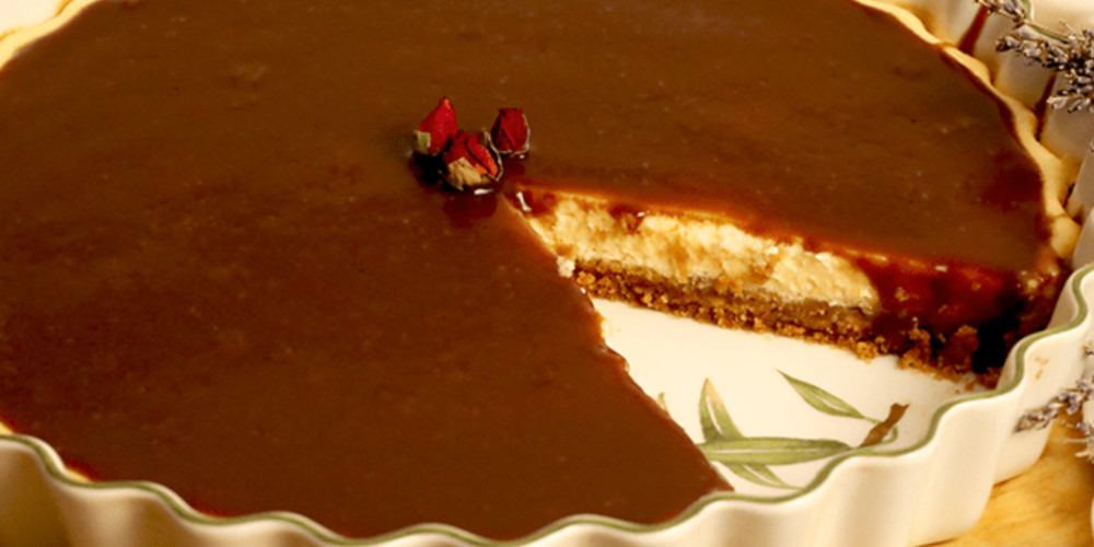 Ο Δημήτρης Σκαρμούτσος φτιάχνει cheesecake με σοκολάτα και καραμέλα