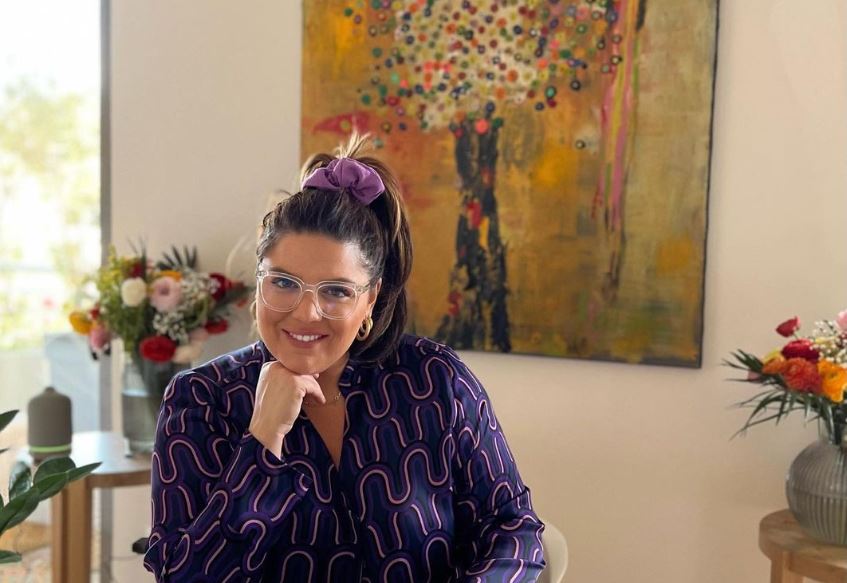 Δανάη Μπάρκα: Mας έδειξε την υπέροχη κουζίνα της και το στολισμένο σαλόνι της