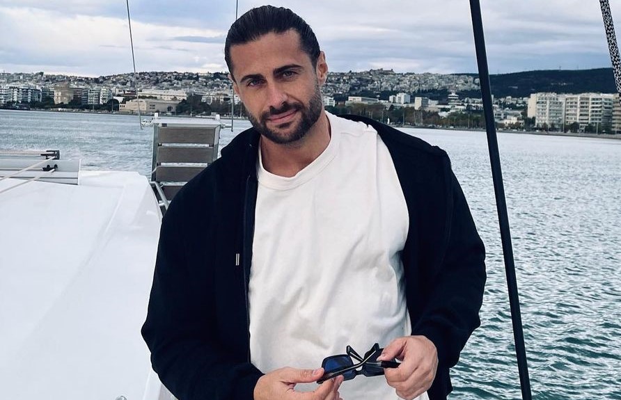 Κωνσταντίνος Βασάλος: Το απίστευτο κόλπο του για να περάσει στο αεροδρόμιο την υπέρβαρη βαλίτσα του