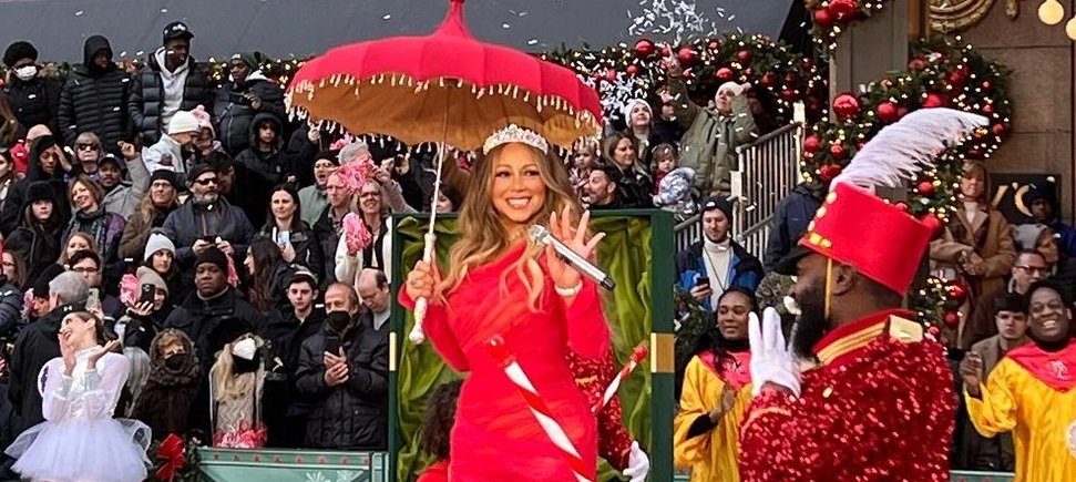 Η Mariah Carey με τιάρα 80 καρατίων και mermaid φόρεμα τραγουδά το «All I want for Christmas is You»