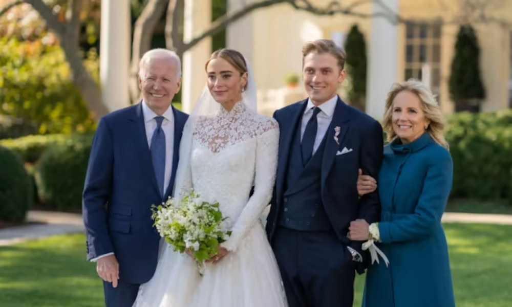 Η εγγονή του Τζο Μπάιντεν παντρεύτηκε στον Λευκό Οίκο – Η τελετή θυμίζει παραμύθι