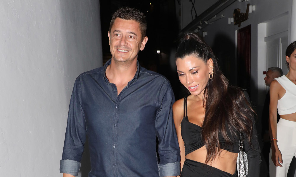 Ο Αντώνης Σρόιτερ στην Επίδαυρο - Μαζί του η σύζυγός του Ιωάννα με το ιδανικό φόρεμα