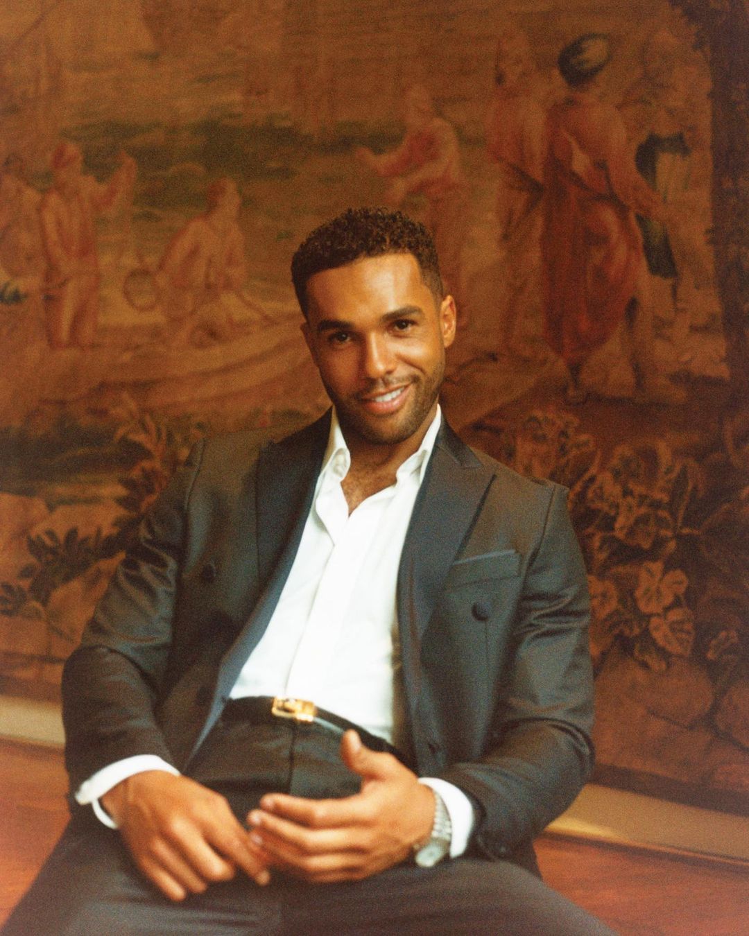 Lucien Laviscount: O «Άλφι» του Emily In Paris ποζάρει με Louis Vuitton φούστα στην Εβδομάδα Μόδας στο Παρίσι