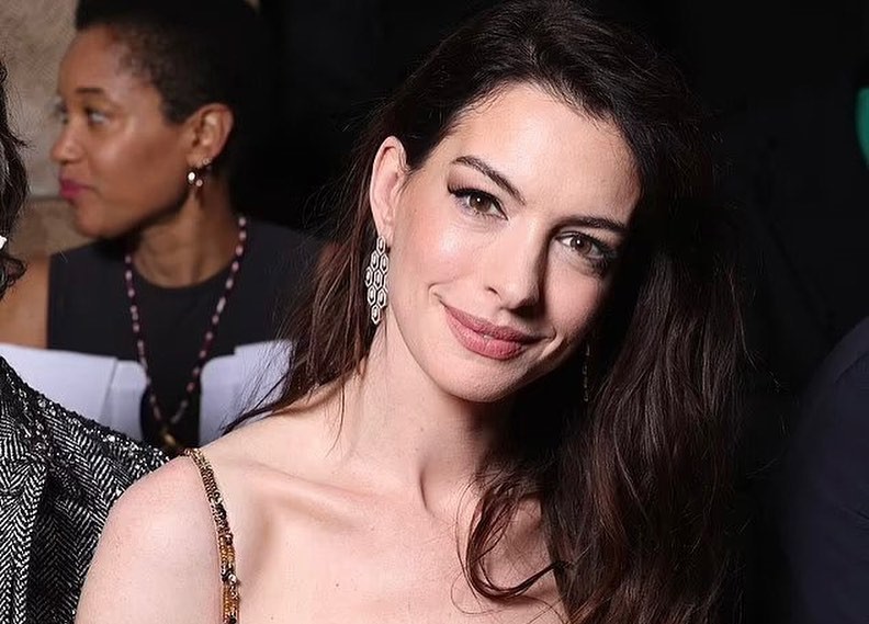 Anne Hathaway: Οι αιθητικές της επεμβάσεις έχουν γίνει θέμα συζήτησης στα social media