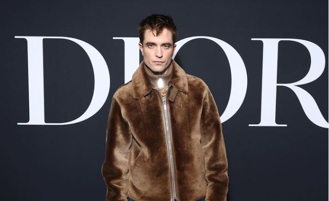 Robert Pattinson: Το ανατρεπτικό look του σε fashion show του οίκου Dior
