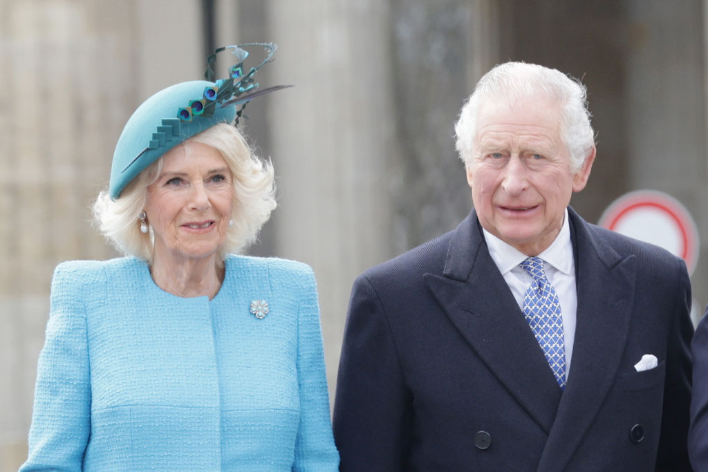 Οι πρώτες φωτογραφίες από τις ρόμπες στέψης που θα φορέσει ο βασιλιάς Κάρολος και η Καμίλα την 6η Μαΐου