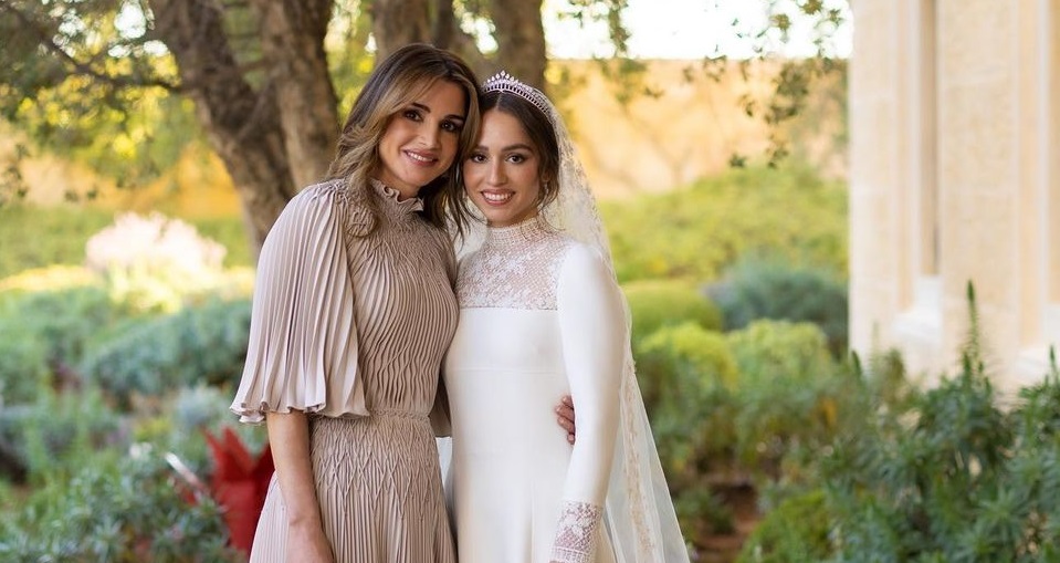 Βασίλισσα Ράνια: Άκρως εντυπωσιακή στο γάμο της κόρης της με φόρεμα του οίκου Dior