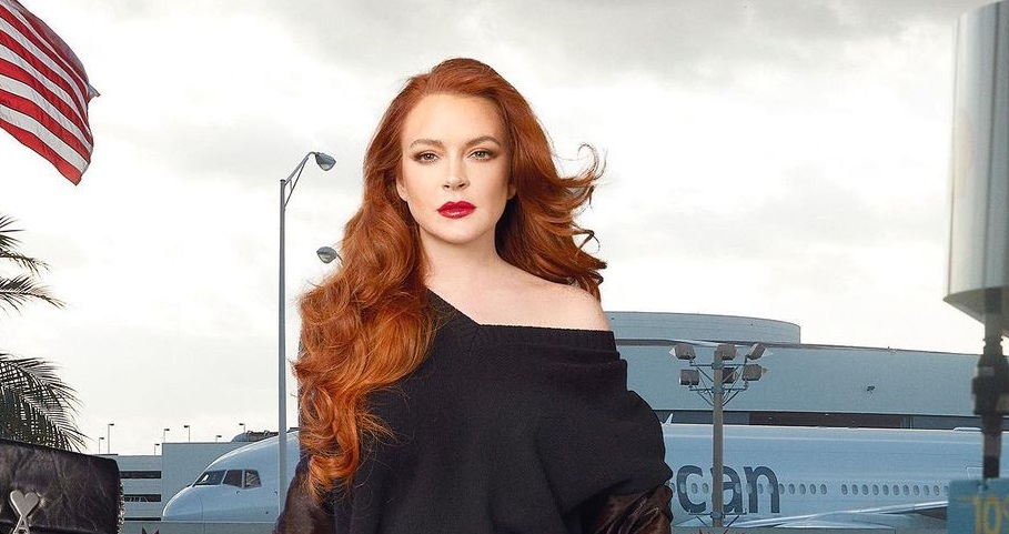 Η Lindsay Lohan δείχνει για πρώτη φορά τη φουσκωμένη της κοιλίτσα και το κοινό αντιδρά