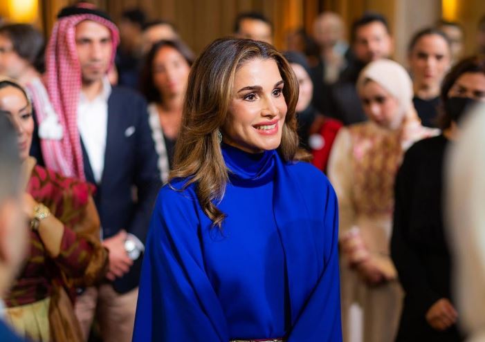 Βασίλισσα Ράνια: Εντυπωσίασε με το κομψό κοστούμι Dior σε εκδήλωση που παρευρέθηκε