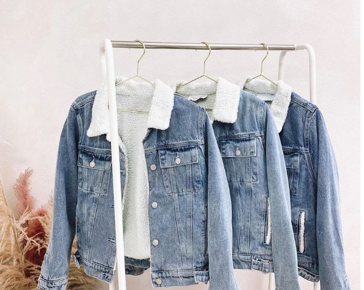 5 νέες στιλιστικές ιδέες για να φορέσεις το τζιν μπουφάν σου