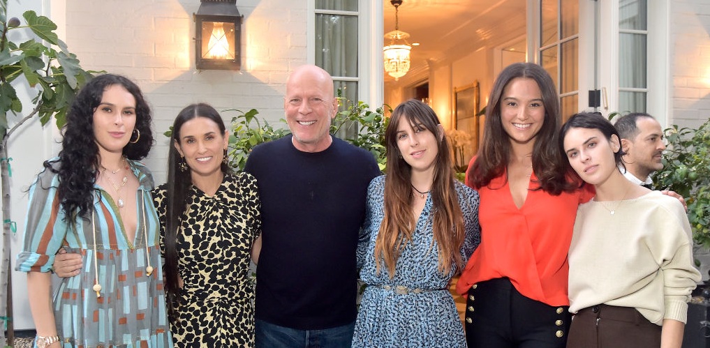 Η σύζυγος του Μπρους Γουίλις σχολιάζει δημόσια τον έρωτα με την Ντέμι Μουρ