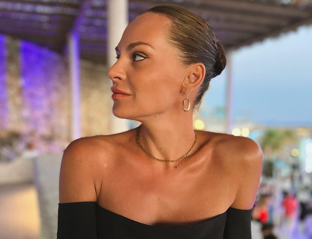 H all-white εμφάνιση της Υβόννης Μπόσνιακ προαναγγέλλει το καλοκαίρι