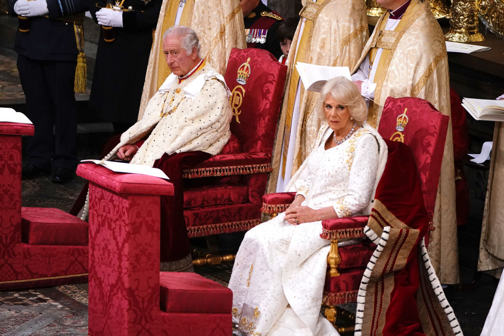 Βασίλισσα Καμίλα: Τα κρυφά νοήματα πίσω από το φόρεμα της στέψης - Κεντήθηκαν πάνω του μυστικά ονόματα