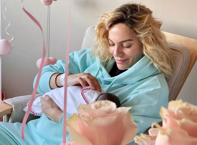 Ιωάννα Μαλέσκου: Στο υπνοδωμάτιό της με τη νεογέννητη κορούλα της