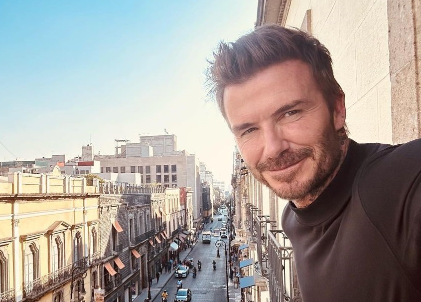 Ο Ντέιβιντ Μπέκαμ πλένει πιάτα με την μαμά του