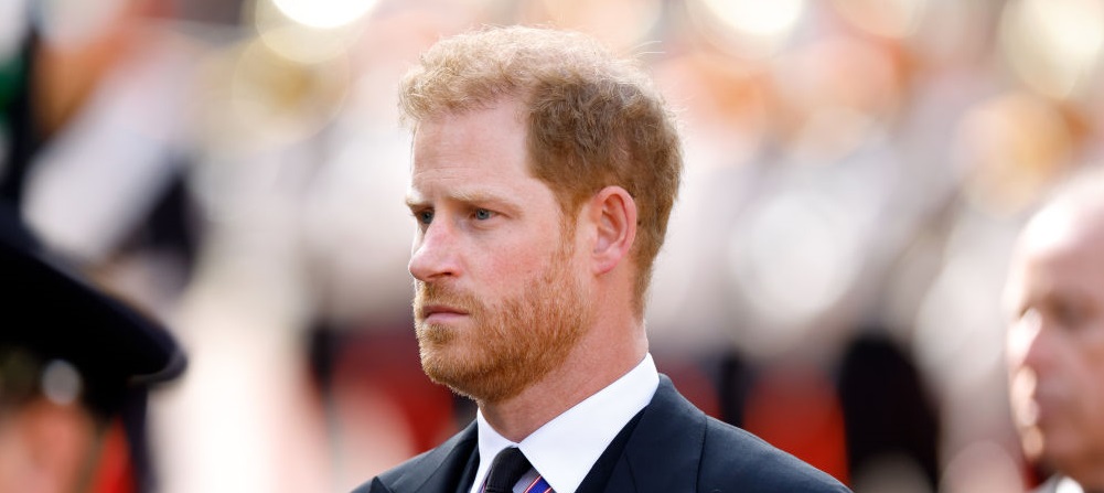 Ο πρίγκιπας Χάρι επιστρέφει στο Ηνωμένο Βασίλειο και ο Κάρολος απουσιάζει – Δεν θα συναντηθούν γιος και πατέρας