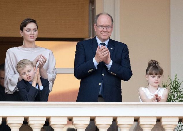 Με Zara μπλούζα η πριγκίπισσα Σαρλίν ενώ τα δίδυμα παιδιά της κλέβουν την παράσταση