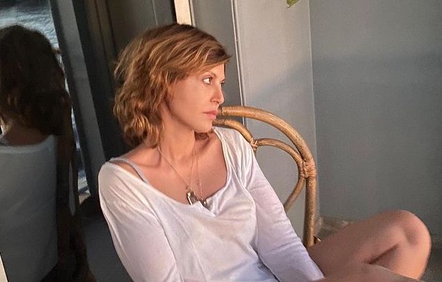 Αλεξάνδρα Παλαιολόγου: Ποζάρει αμακιγιάριστη στη θάλασσα και εντυπωσιάζει