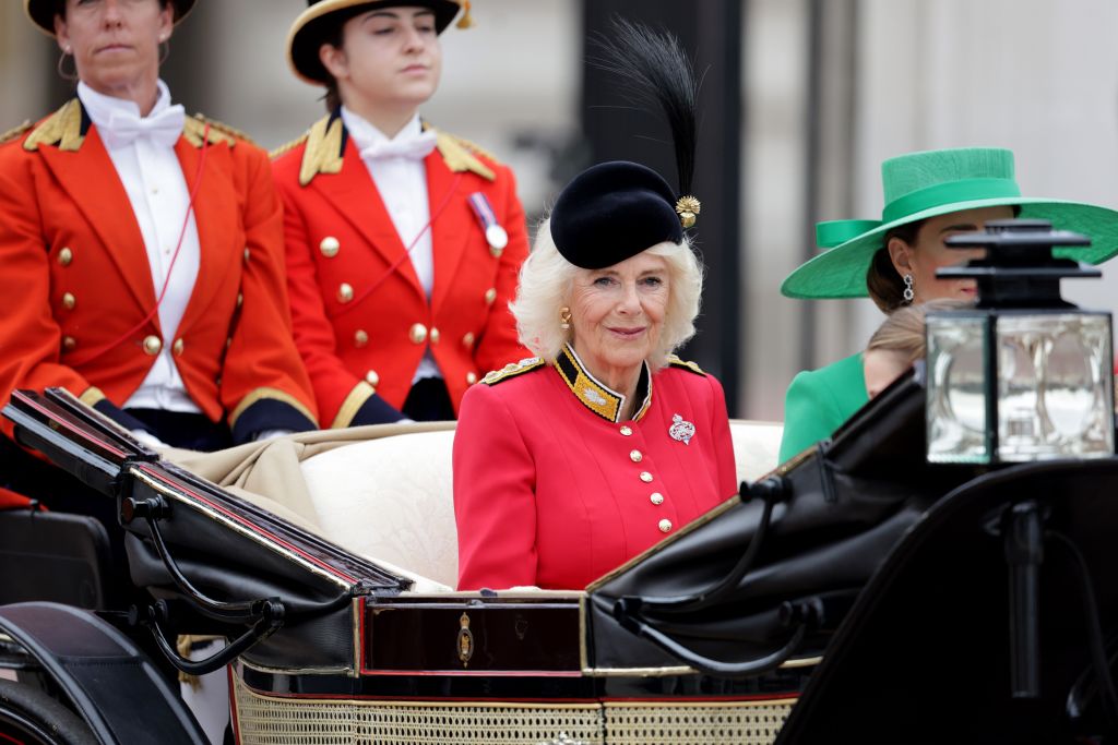 Eμπνευσμένο από στρατιωτική στολή το φόρεμα της βασίλισσας Καμίλα στο Trooping the Colour - Η ιδιαίτερη εμφάνισή της