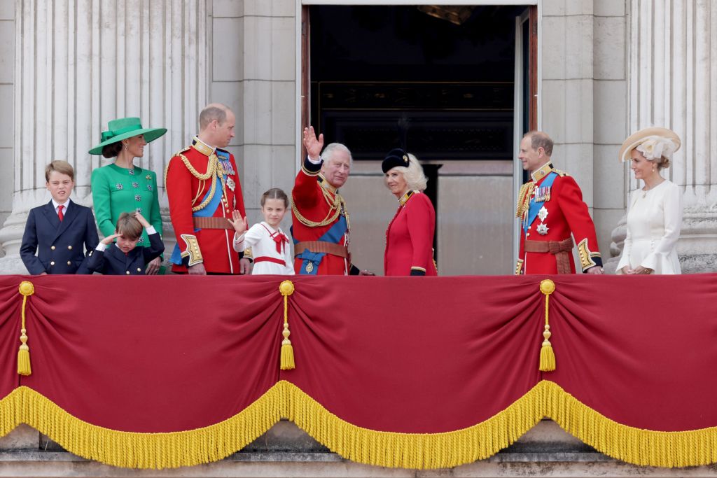 H βασιλική οικογένεια χαιρετάει το πλήθος από τα Ανάκτορα του Μπάκιγχαμ