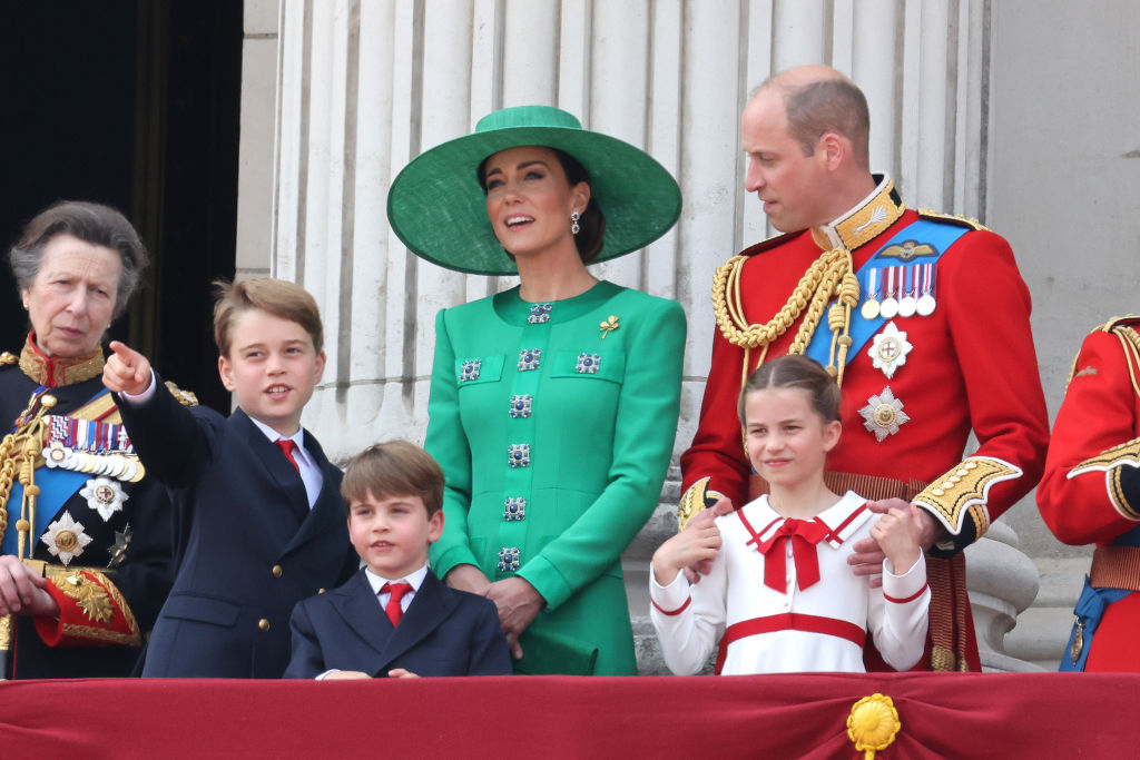 Πριγκίπισσα Άννα: Η κίνησή της προς τον πρίγκιπα Τζορτζ στο Trooping the Colour προκάλεσε αίσθηση