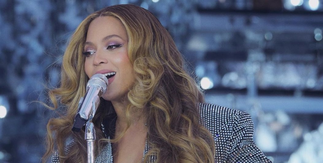 H Beyonce ανακοινώνει στη σκηνή το φύλο του μωρού θαυμαστών της και το βίντεο είναι viral