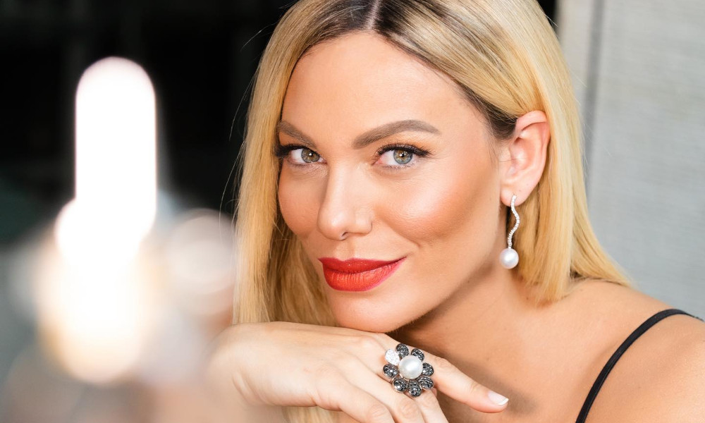 Η Ιωάννα Μαλέσκου με σκουλαρίκια που απογειώνουν τα καλοκαιρινά outfits