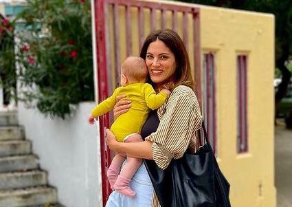 Μαίρη Συνατσάκη: Αγκαλιά με την 7 μηνών κόρη της στην παραλία