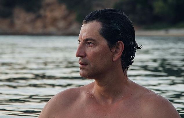 Στην Λήμνο του φίλου του Στέλιου Ρόκου σερφάρει ο Σάκης Ρουβάς