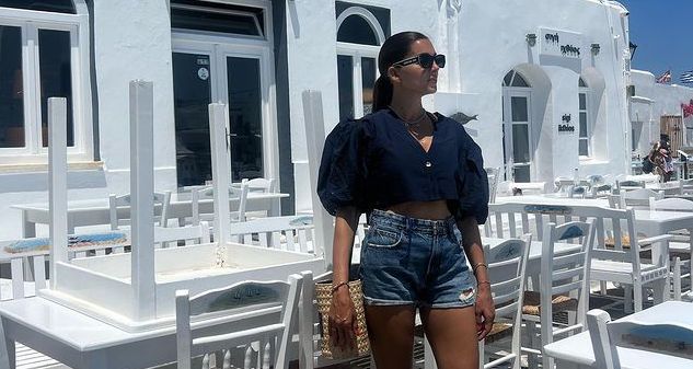 Σταματίνα Τσιμτσιλή: Με λεοπάρ μαγιό, pajama pants και ancient Greek σανδάλια στην Πάρο