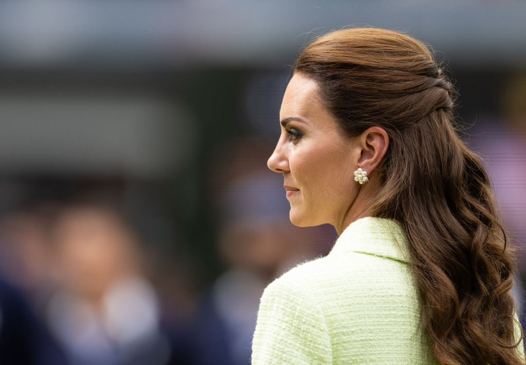 Βίντεο από την εποχή που η μελλοντική βασίλισσα ήταν απλά η Κάθριν: Με στράπλες φόρεμα  & λιτά αξεσουάρ