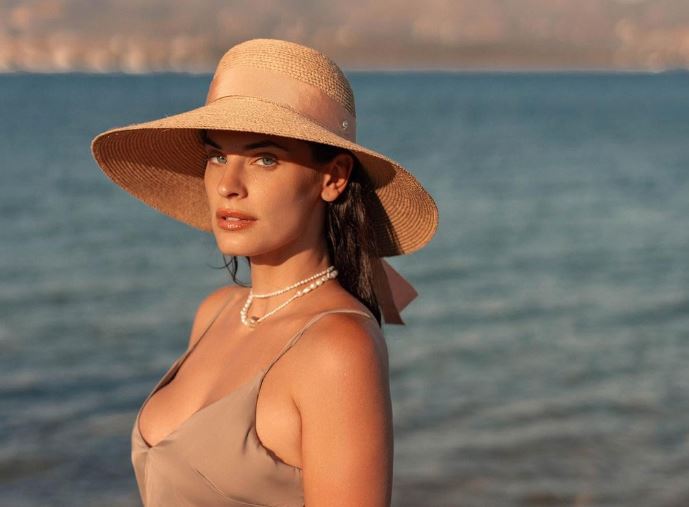 Χριστίνα Μπόμπα: Με total white beach look σε πλαζ στην Αντίπαρο