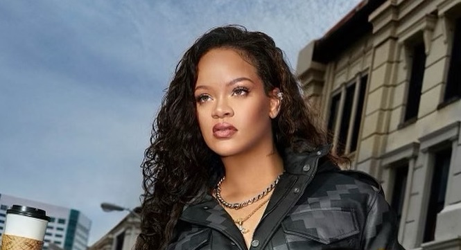 Rihanna: Ποζάρει με εσώρουχα δείχνοντας τη φουσκωμένη κοιλίτσα της