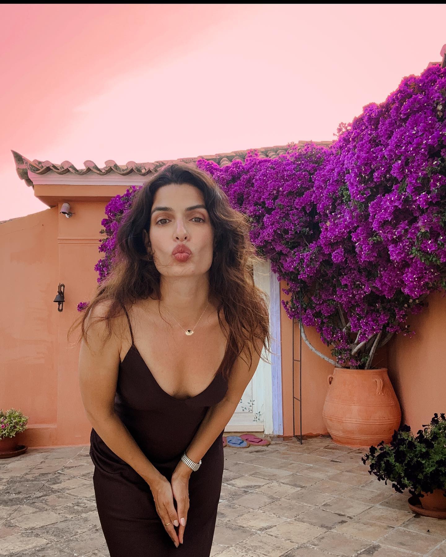 Η Τόνια Σωτηροπούλου με στυλ άλλης δεκαετίας - Floral φόρεμα και sneakers