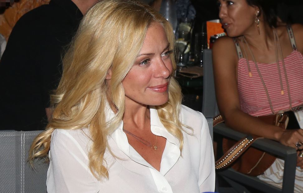 Ζέτα Μακρυπούλια: Με λευκό φανελάκι στο σαλόνι του σπιτιού της και εμείς λατρέψαμε μία λεπτομέρεια