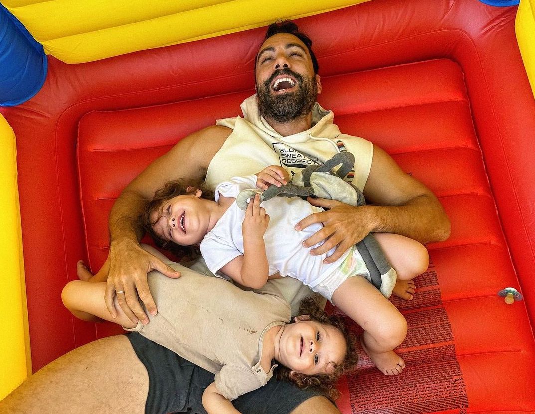 Ο Σάκης Τανιμανίδης διαβάζει παραμύθι στις κόρες του και το Instagram 