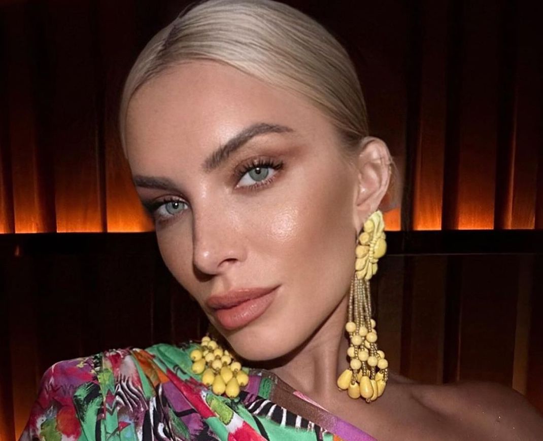 Τα XL σκουλαρίκια που φοράει η Κατερίνα Καινούργιου είναι το νέο μας φετίχ