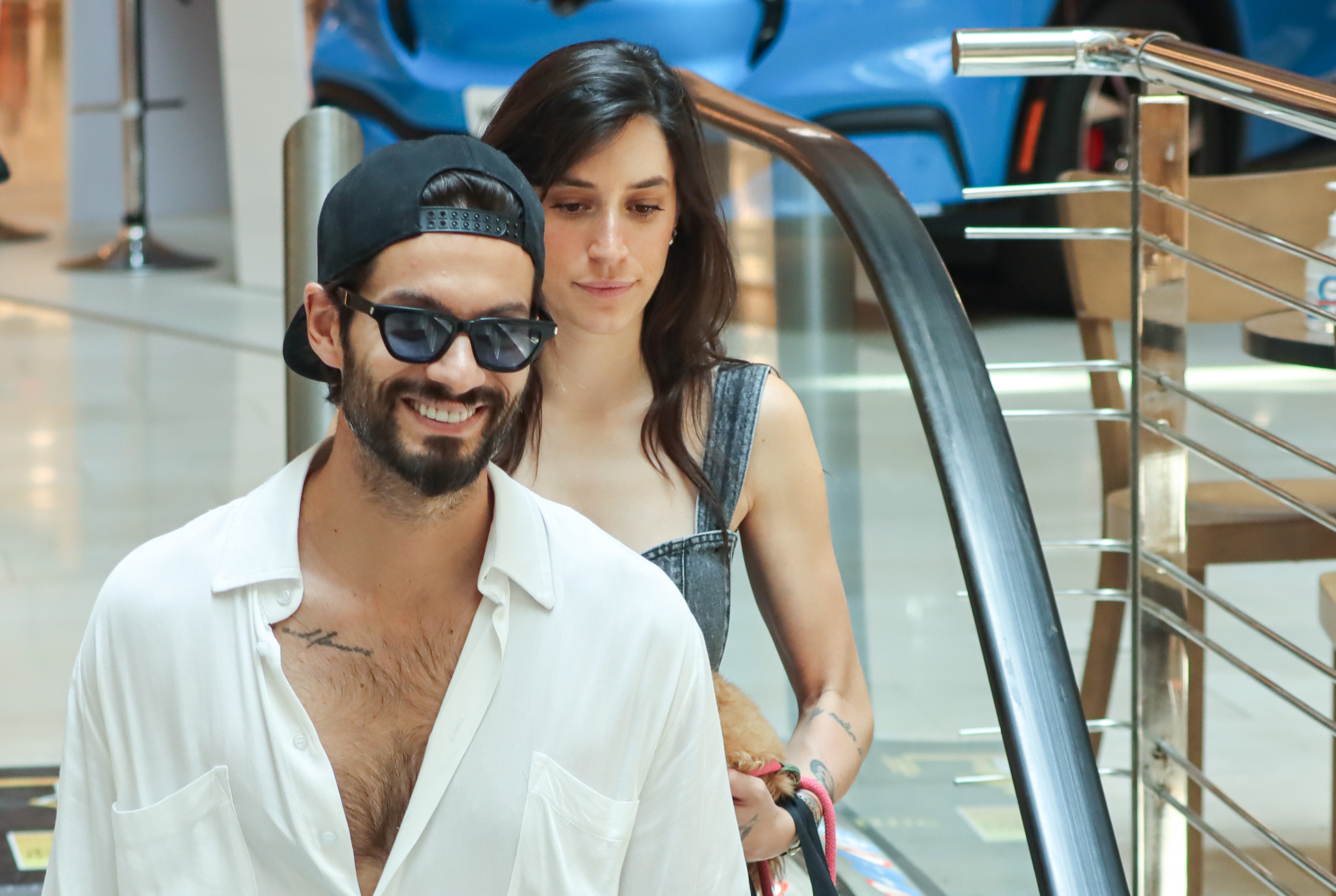 Ο Γιώργος Καράβας με στυλ σε αγορές με τη σύζυγό του